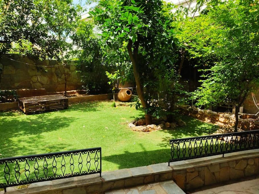 Apartment with private garden in Alimos